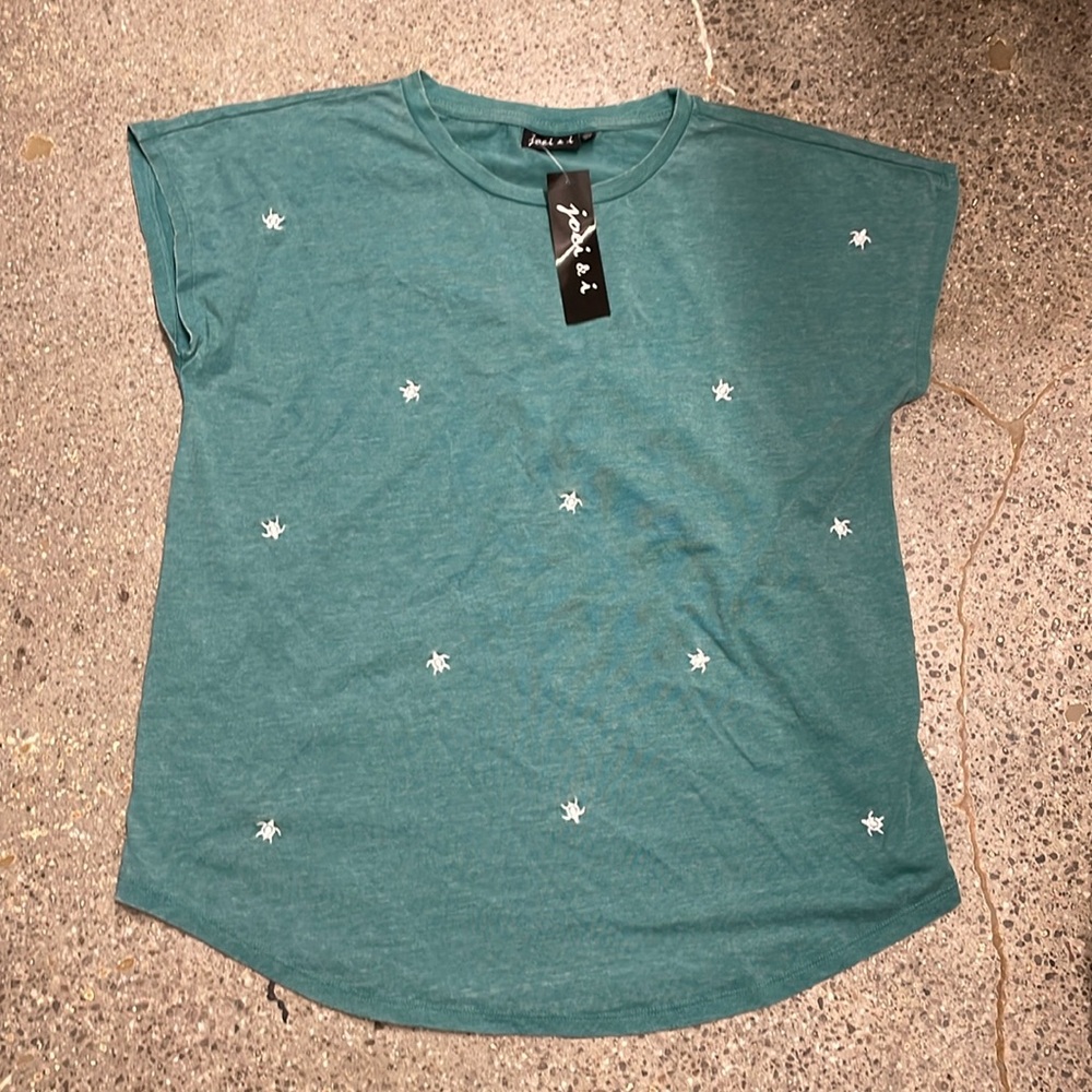 Woman’s short dolman tee with embroidery